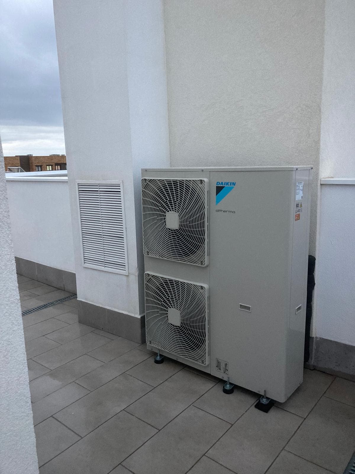 Unidad exterior Daikin Altherma instalada por Aeris en Madrid